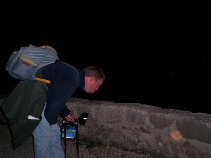 Recherche nocturne de l'Eulepte d'Europe dans un muret en pierre, Alpes-Maritimes